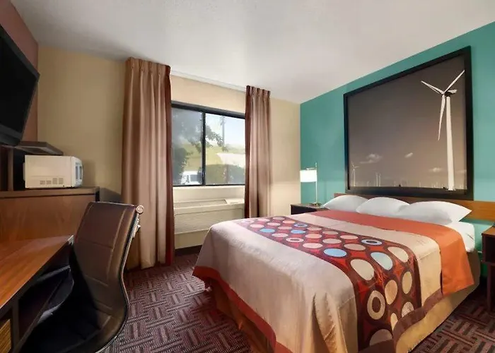 Super 8 By Wyndham East Motel