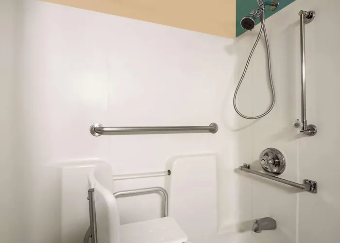 Super 8 By Wyndham East Motel 2*