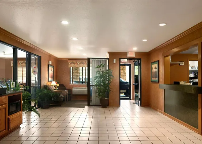 Super 8 By Wyndham East Motel Peoria