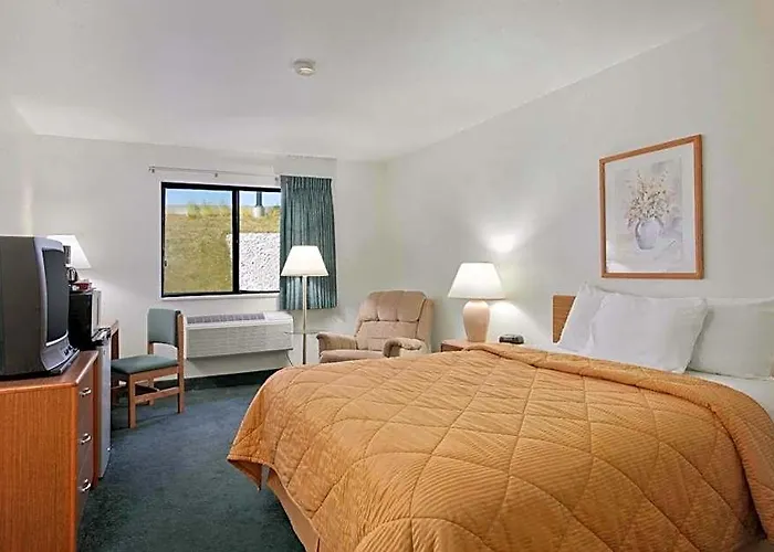 Super 8 By Wyndham East