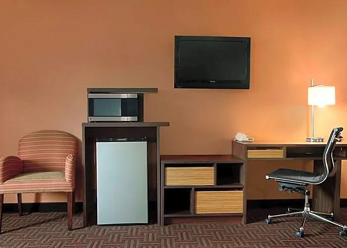 Super 8 By Wyndham East Motel Peoria